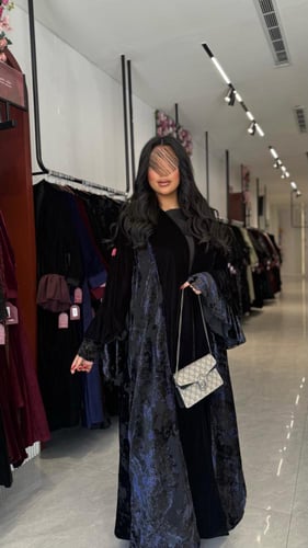 عباية D657 - شتوية قماش مخمل مزينه بأكمام كسرات -...