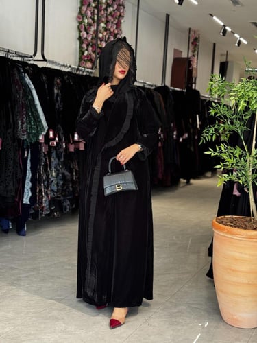 عباية D738 - بقماش مخمل مزين بكلفه قصة كلوش - اسود
