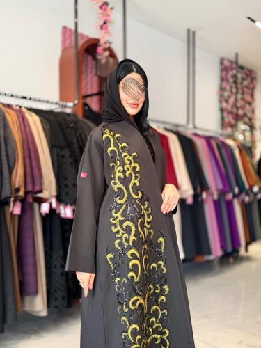 عباية D920 - بقماش تفتة قصة ستريت بتطريز زخارف متد...