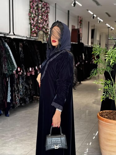 عباية D738 - بقماش مخمل مزين بكلفه قصة كلوش - كحلي