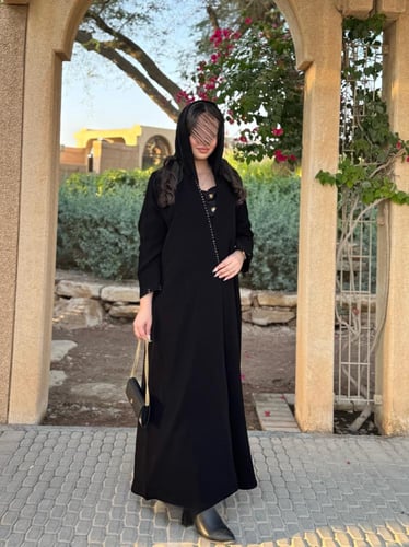 عباية D637 - عباية كريب الابداع مزين بكرستال