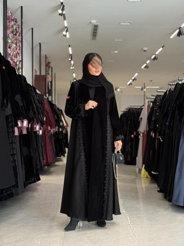 عباية D699- عباية مخمل مع كتان تدخيلات كلفة قصة نص...