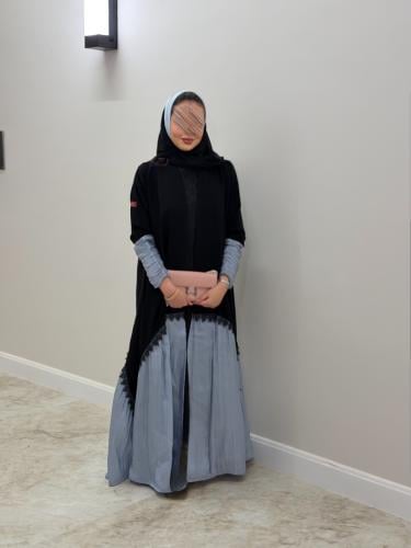 عباية D985 - بقماش كريب ملكي مع لا مية بدانتل بالن...