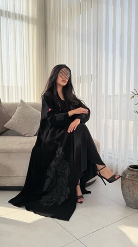 عباية D947 - بقماش سراميك مزينة بتطريز ورد بلولو -...