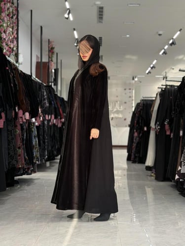 عباية D697 - شتوية قماش مخمل مزينه بكلفه - اسود