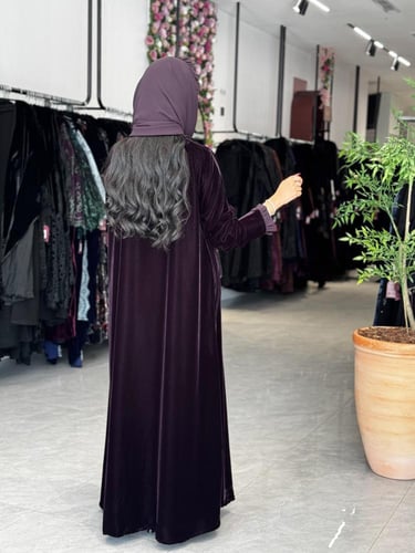 عباية D738 - بقماش مخمل مزين بكلفه قصة كلوش - بنفس...