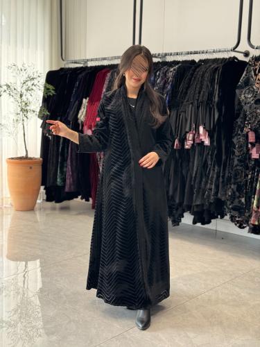 عباية D704 - شتوية قماش مخمل ناعم مخطط اسود قصة نص...