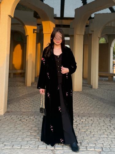 عباية D634 - قماش مخمل بتطريز ابيض قصة كلوش - وردي