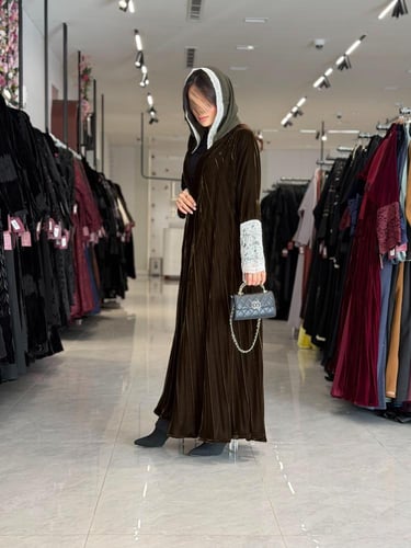 عباية D698 - شتوية مخمل كسرات بأكمام دانتل قصة دبل...