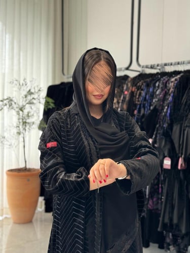 عباية D704 - شتوية قماش مخمل ناعم مخطط اسود قصة نص...