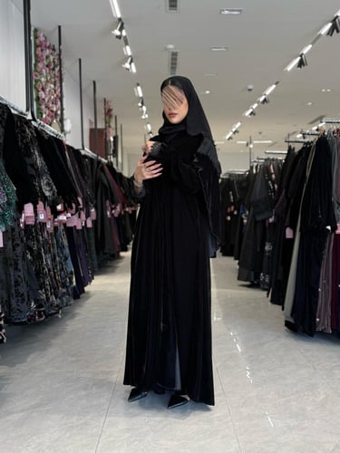 عبايةD734-مخمل ناعم مزينه بكسرات بالاكمام مع قماش...