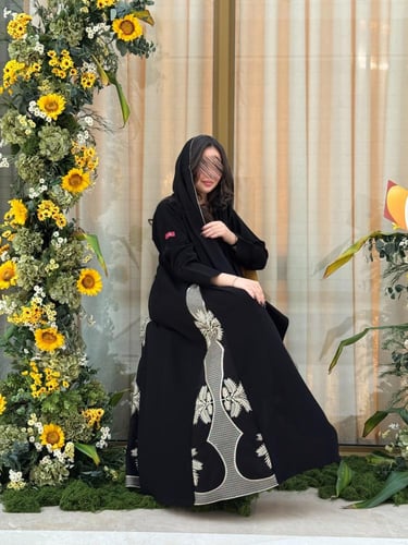 عباية D608 - قماش ملكي بتطريز جوانب - بيج