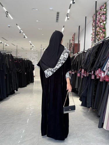 عباية D664 - عباية D664- شتوية قماش مخمل بأكمام دا...