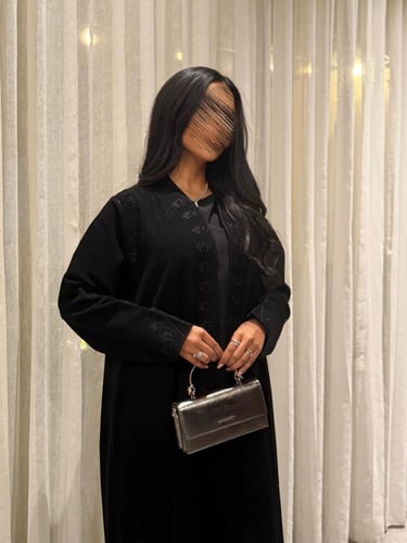 عباية D859 - بقماش سراميك بتطريز هاري اسود