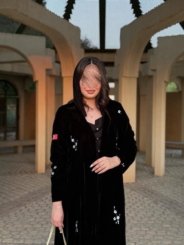 عباية D634 - قماش مخمل بقصة كلوش - تطريز ابيض