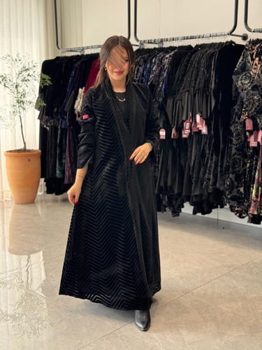 عباية D704 - شتوية قماش مخمل ناعم مخطط اسود قصة نص...