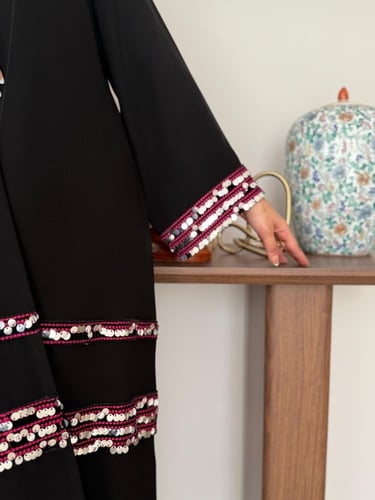 عباية D799 - (كولكشن التاسيس) بقماش ملكي تدخيلات ت...