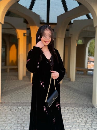 عباية D634 - قماش مخمل بتطريز ابيض قصة كلوش - وردي