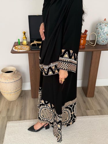 عباية D800 - (كولكشن التاسيس) بقماش ملكي مع ترتر و...