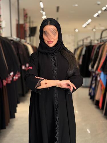 عباية D5107 - بقماش كريب ملكي بدانتل بالياقة والاك...