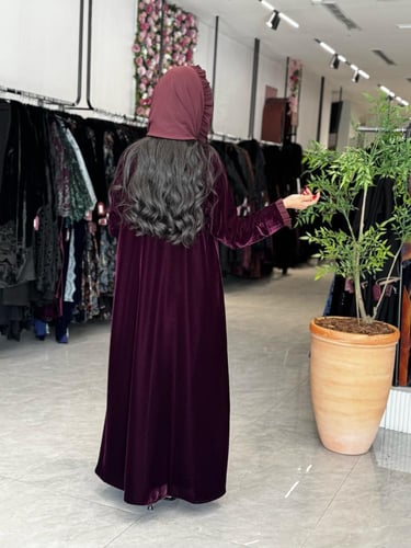 عباية D738 - بقماش مخمل مزين بكلفه قصة كلوش - عناب...