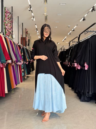 عباية D887 - بقماش ملكي مع رموش كوري بهدب نص كلوش...