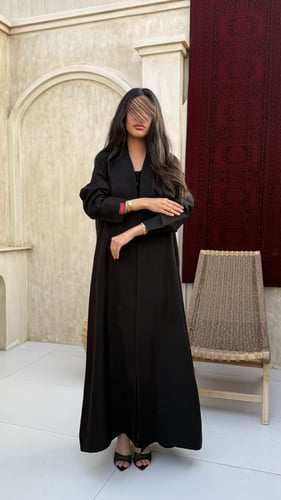 عباية D983 - بقماش بليزر بتطريز هاري وفصوص قصة ايه...