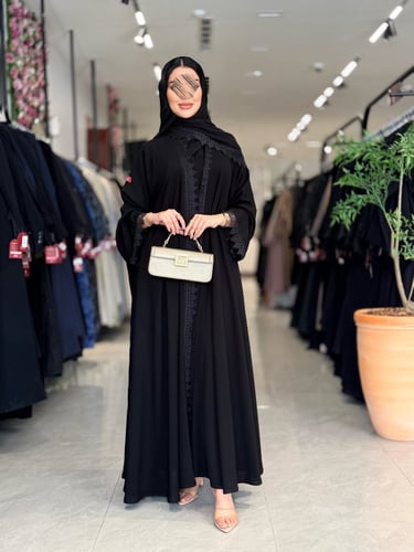 عبايه D5078 - بقماش ملكي مزينه بداتل على الاكمام و...
