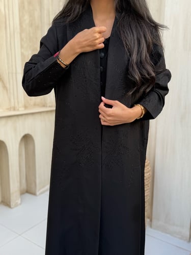 عباية D983 - بقماش بليزر بتطريز هاري وفصوص قصة ايه...