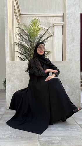 عباية D983 - بقماش بليزر بتطريز هاري وفصوص قصة ايه...