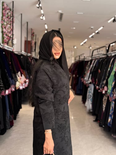 عباية D865 - بقماش جاكار بشك -اسود