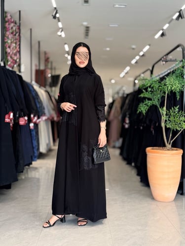 عبايه D5081 - بقماش ملكي بدانتل على الاكمام والصدر