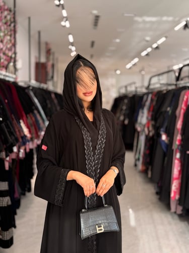 عباية D857 - بقماش ملكي كوري مزينة بكلفة فريدة بلم...