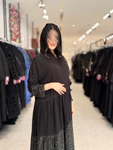 عباية D773 - بقماش كريب دبل كلوش ملكي مزينة بتدخيل...