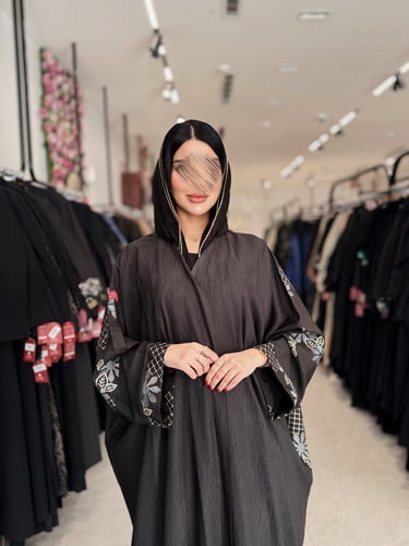 عباية D967 - بقماش لنن بتطريز ورد انيق من الخلف قص...