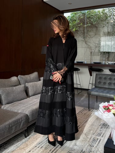 عباية D832 - بقماش سراميك تدخيلات كريب مع دانتل بت...