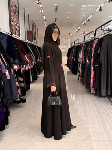 عباية D857 - بقماش ملكي كوري مزينة بكلفة فريدة بلم...