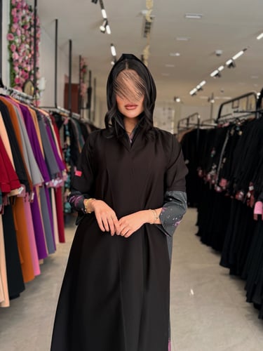 عباية D903 - بقماش كتان مع تفتة مزين بطبعات فراشة...