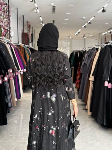 عباية D789 - بقماش فلفت مكسر اسود بطبعات فراشة ملو...