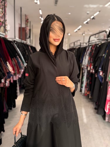 عباية D856 - بقماش بليزر مزينة بكلفة - اسود