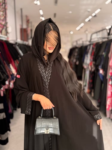 عباية D857 - بقماش ملكي كوري مزينة بكلفة فريدة بلم...