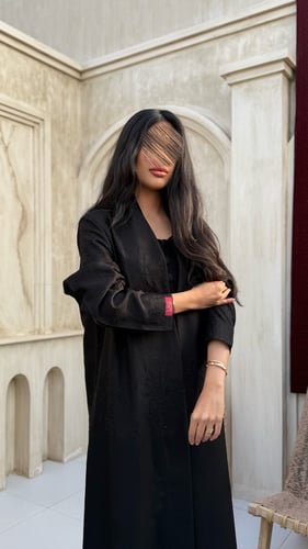 عباية D983 - بقماش بليزر بتطريز هاري وفصوص قصة ايه...