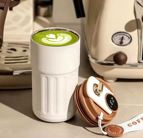 مق كوب قهوة ذكي مع شاشة عرض درجة الحرارة معزول حرا...