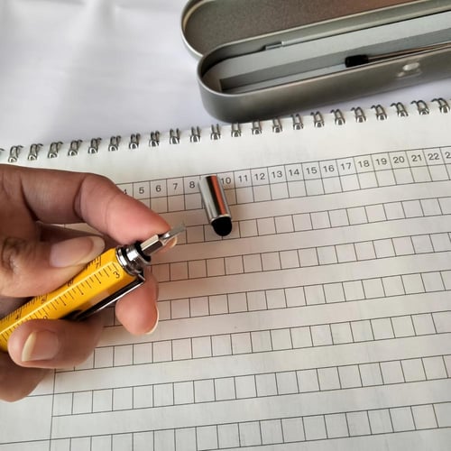 قلم متعدد الأغراض (كتابة، مفك برأسين، مسطرة، ميزان...