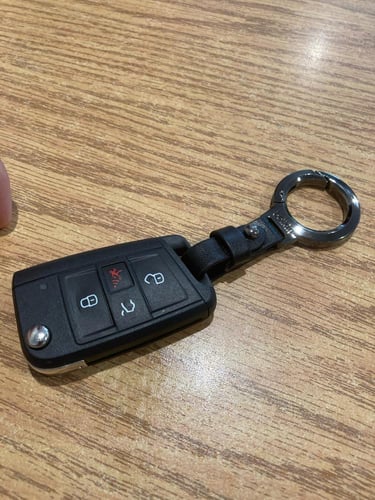 سلسلة مفاتيح ميدالية إبداعية ومثالية لريموت السيار...