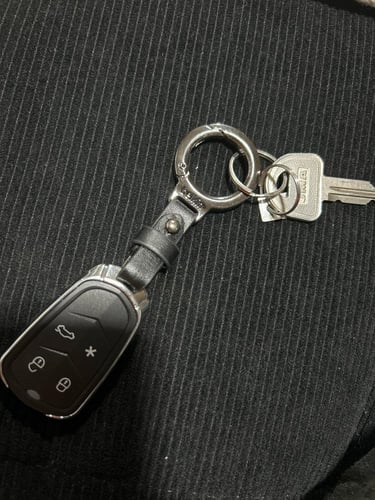 سلسلة مفاتيح ميدالية إبداعية ومثالية لريموت السيار...