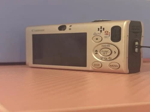 كاميرا رقمية مدمجة من نوع Canon PowerShot SD1100 I...