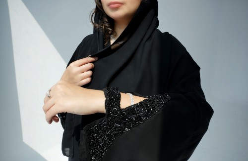 عبايه سودا ء مطرزه M-503