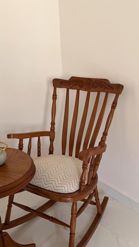 طقم طاوله مع كرسي هزاز كلاسيكي