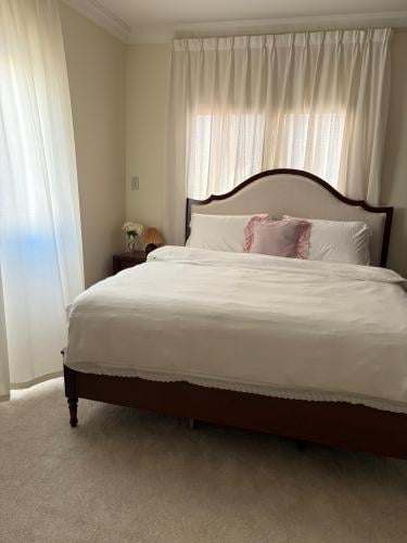 سرير نوم بطابع نيو كلاسيك